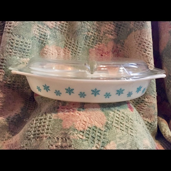 Vintage Pyrex Snowflake pattern - Picture 1 of 5